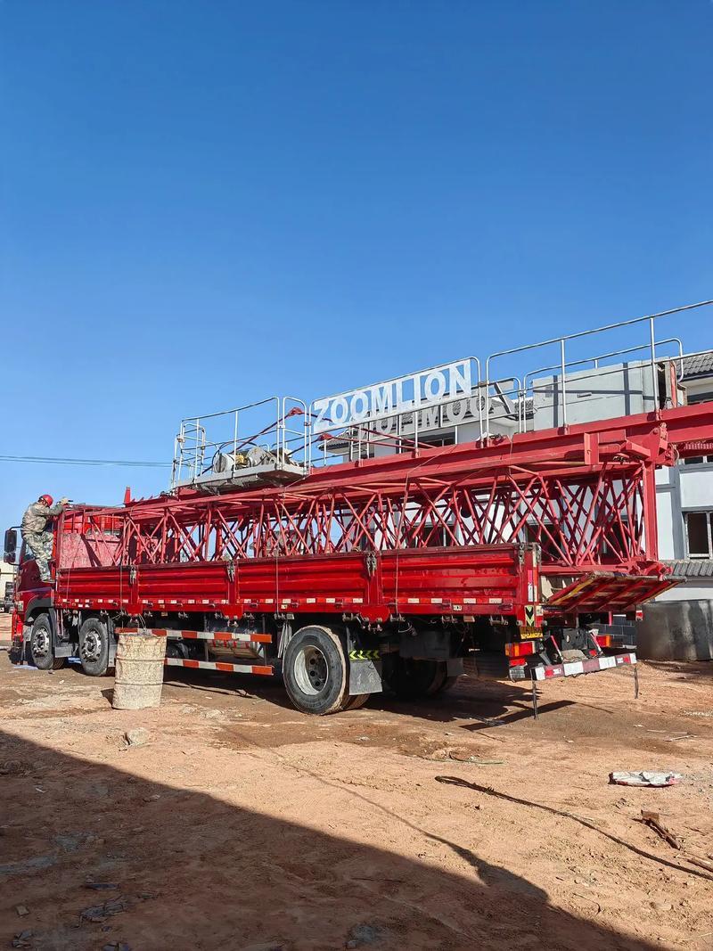 Tower crane dismantling and loading for shipping